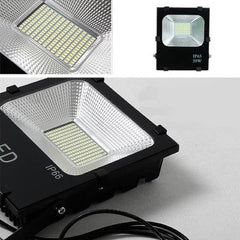 Proiector LED AT PERFORMANCE®, cu panou solar de 50W.