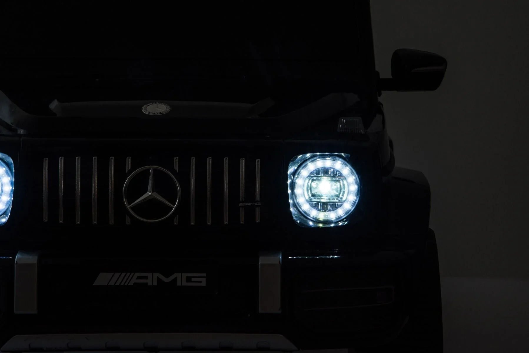 Mașinuță electrică pentru copii AT Performance Mercedes-Benz AMG G63, 12V 4.5Ah, 2 motoare de 30 W, 3-5 km/h