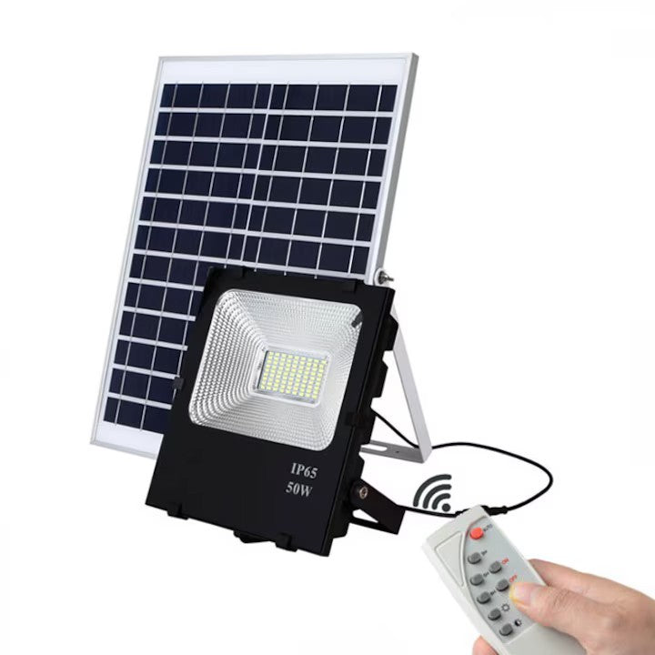 Proiector LED AT PERFORMANCE®, cu panou solar de  50W.