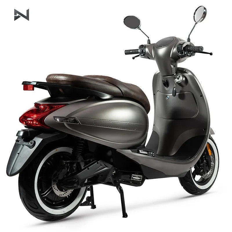 Scuter Electric N-Moto LX06 Gri – Motor BOSCH 2300W, Viteză 25 km/h, Fără Permis, Dimensiuni 1865x700×1113mm, Greutate 90Kg, Autonomie 60 km, Baterie Lithium 60V, COC & EEC + Carte Rar (CIV) + Cadou Tricou N-Moto