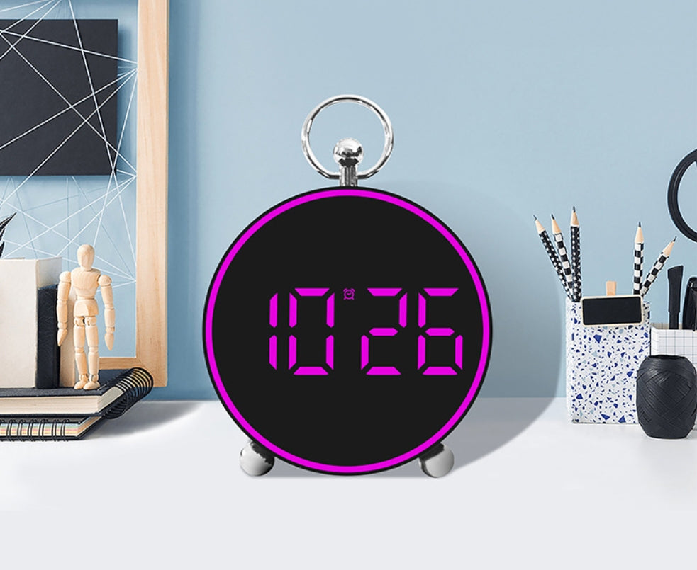 Ceas digital de masă AT Performance, afișaj LED, alarmă cu snooze, alimentare USB, 14 cm, roz