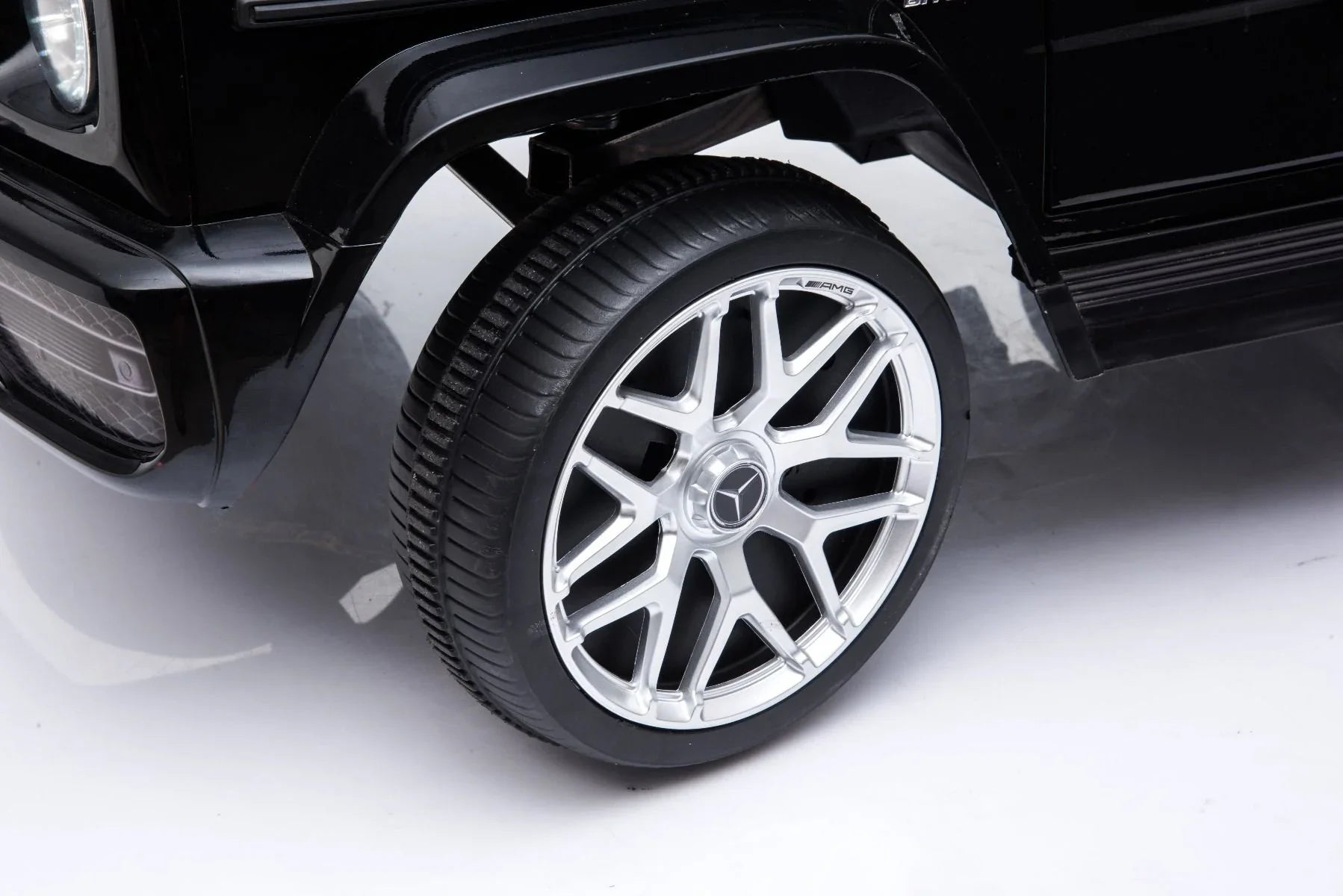 Mașinuță electrică pentru copii AT Performance Mercedes-Benz AMG G63, 12V 4.5Ah, 2 motoare de 30 W, 3-5 km/h